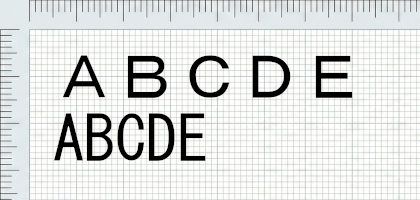 全角文字と半角文字の幅の違いを示す比較画像。「ABCDE」という半角文字列と「ＡＢＣＤＥ」という全角文字列が上下に並べられており、全角文字列の方が明らかに横幅が広いことを示している。